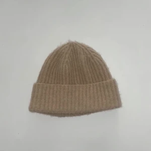 mössa - en beige mössa, minns ej vart ja köpte den. Inte använd alls många gånger❤️