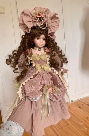 Porslinsdocka  - Supersöt porslinsdocka med kläder som kan tas av. Har även fler till salu. Kom gärna med frågor och prisförslag 💕