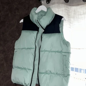 Dunväst  - Mintgrön dunväst storlek XS men passar perfekt till dig som har storlek small i vanliga fall.