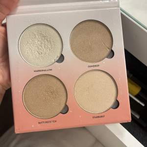 säljer denna highlighter palett från anastasia beverly hills som heter glow kit, den är lite sliten ut på utsidan men de är bara smink också som jag ska ta bort såklart! annars syns de knappt att dne är använd, 600kr ny🩷