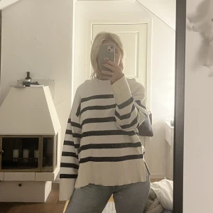 Stickad tröja zara - Stickad tröja från Zara! Säljer då den inte kommer till användning längre Stl s