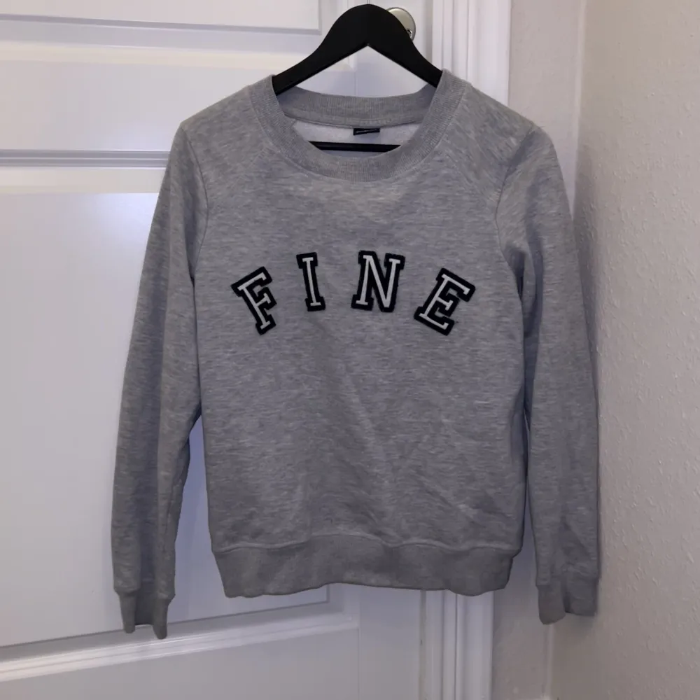 Fin sweatshirt med trycket ”fine” Säljer pga förliten . Tröjor & Koftor.