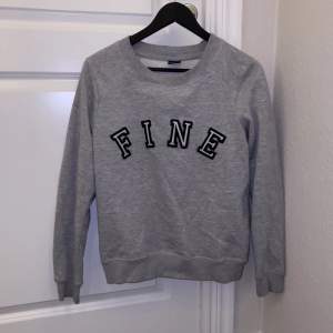 Fin sweatshirt med trycket ”fine” Säljer pga förliten 