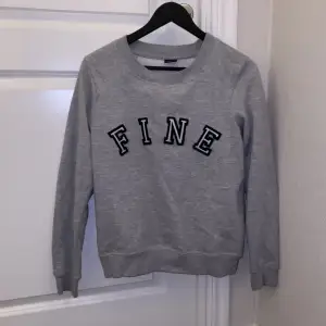 Fin sweatshirt med trycket ”fine” Säljer pga förliten 