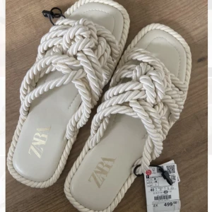 Zara sandaler - Jättefina sandaler från zara, aldrig använda med lappar kvar. De är i storlek 40 men jag har 38 i alla mina andra skor och dessa passar mig då de är små i storlek❤️