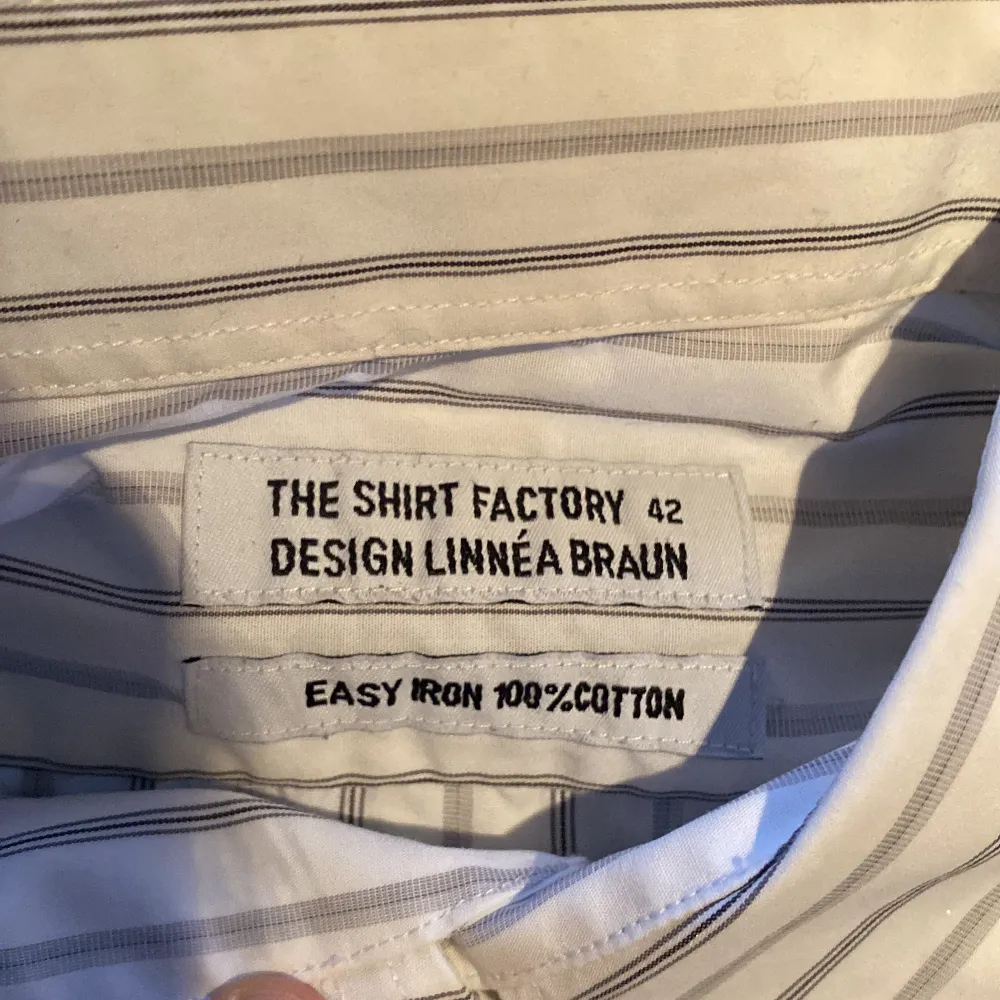 Säljer en fin skjorta i storlek 42 (XL) från THE SHIRT FACTORY. Hör av er om ni är intresserade.. Skjortor.