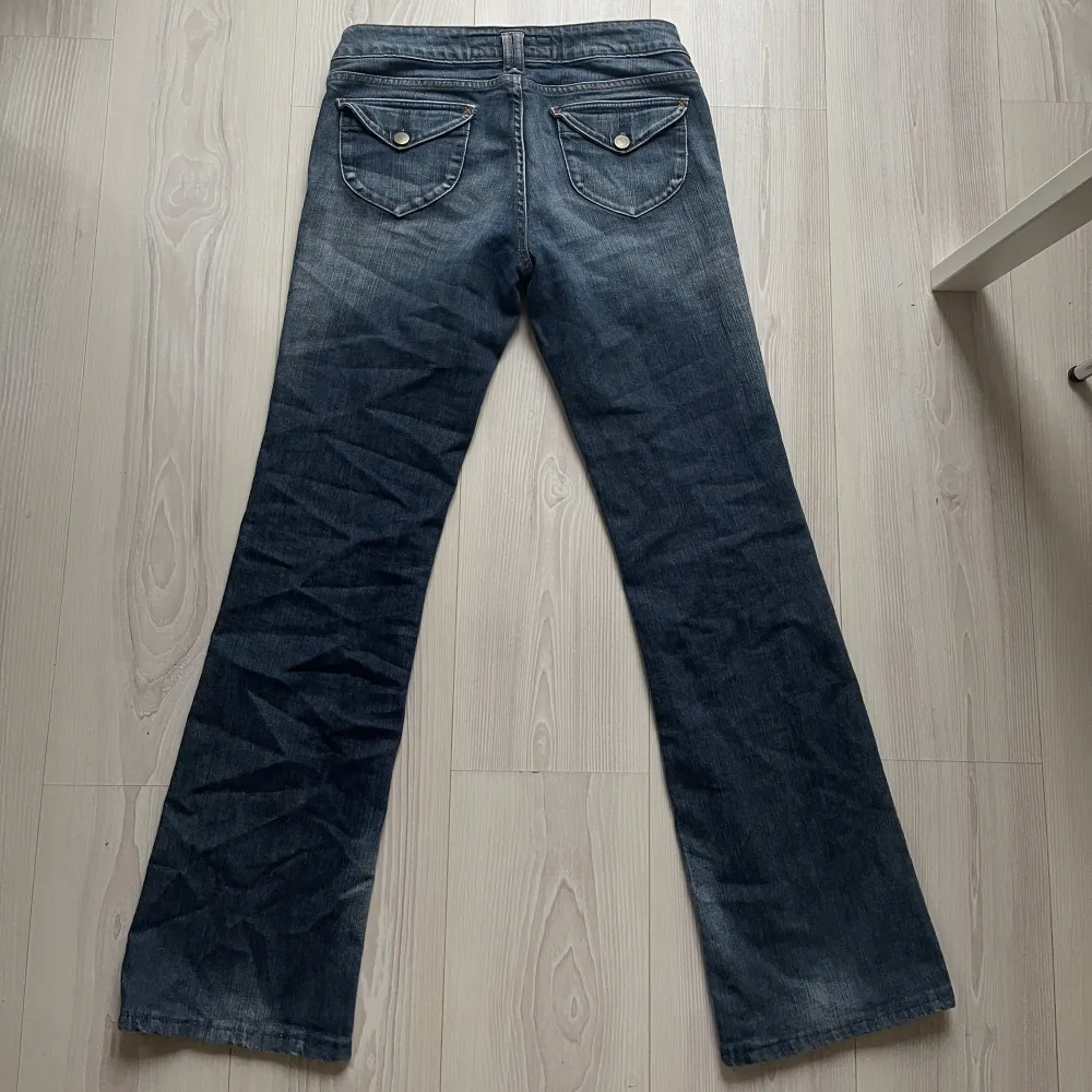 Världens finaste jeans!! W28 och sitter superfint på🫶🏼 passar på någon som är 170-175cm . Jeans & Byxor.