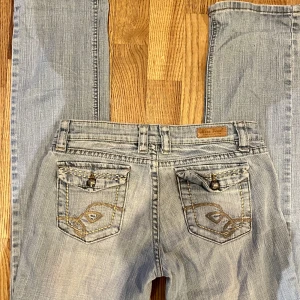 Lågmidjade jeans  - Så fina lågmidjade jeans med superfina bakfickor! Midjemått 38cm innerbenslängd 80cm ❤️‍🔥❤️‍🔥