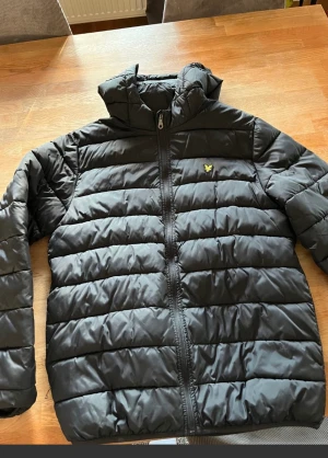 Lyle and Scott  - En svart Lyle and Scott stl 15-16 år passar mig som är S 