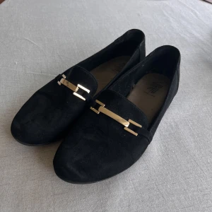 Loafers  - Fina loafers med gulddetaljer, inte speciellt mycket använda. Öppen för prisförslag. :)