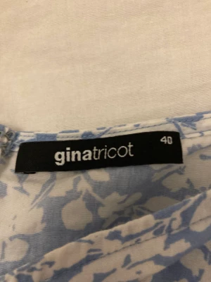 Klänning  - Strl 40  Från Gina tricot.  Använd en gång utan prislapp
