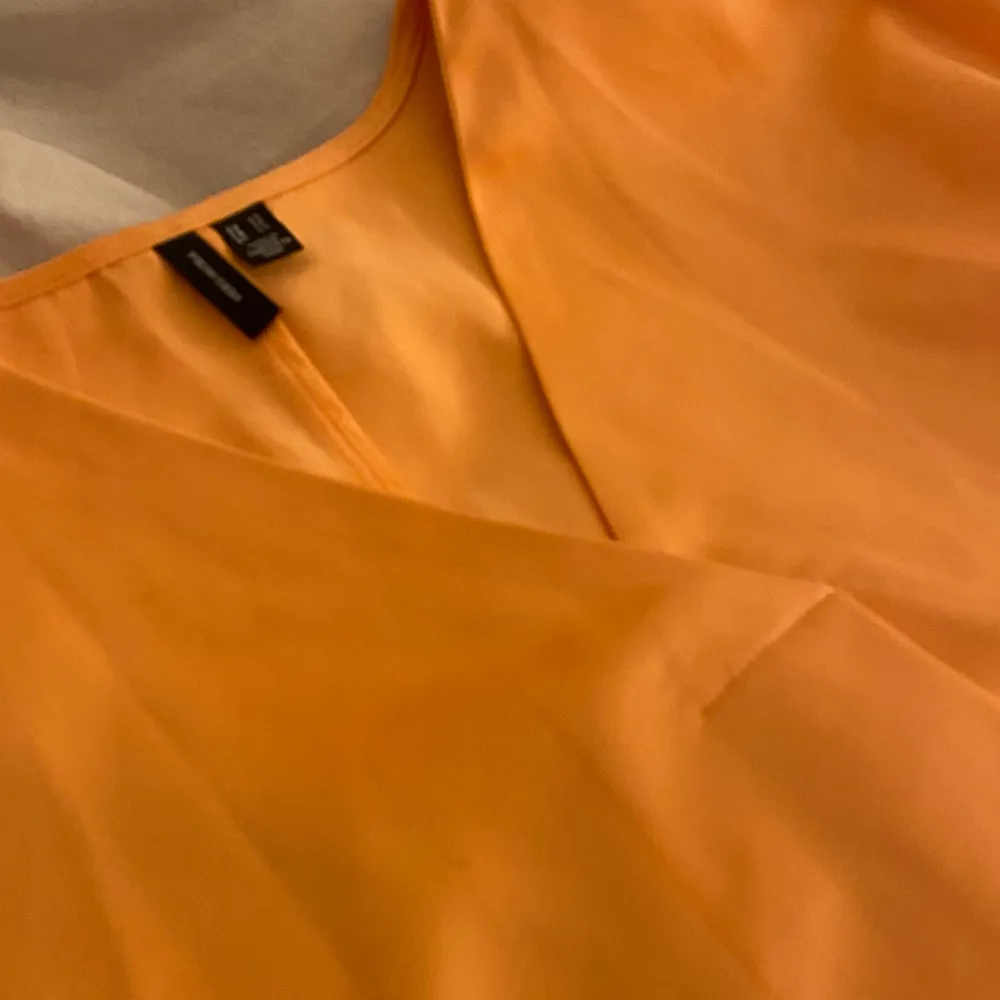 En snygg orange fest topp ifrån vero moda i storlek xs! Använd fåtal gånger! Köp för 100 + frakt! . Toppar.