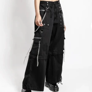 Tripp nyc jeans - Säljer massa kläder då jag inte får plats i lägenheten m allt. Säljer dessa coola tripp nyc jeans/byxor. Står ”Man” på de men passar vem som helst så skulle säga unisex. Lite slitna längst ner. Priset kan diskuteras :) de e de på 2&3, bild 1 e endast likt