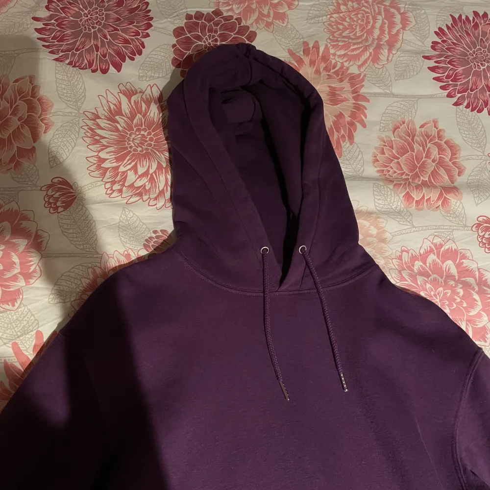 En mörk lila hoodie från jack and jones. Inte använd mycket och är i fint/bra skick. Sitter tjatare men är endå baggy. . Hoodies.