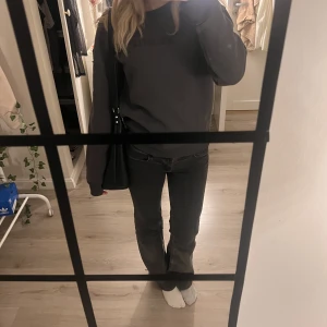 Hollister sweatshirt - En super mysig sweatshirt perfekt till vintern, aldrig använd då det ej vart så kallt än 🌟 
