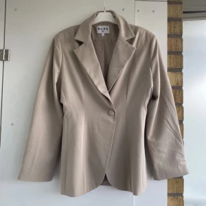 Oversize blazer med figursydd midja - Blazer från Nakd. Oversize ärmar men mer figursydd midja. Från Trine Kjaer’s gamla kollektion. Använt denna 1-2 gånger max. Har sytt fast knappen i midjan för hand, satt lite löst. Stygnen syns på insidan (bild 2) men inget som syns utåt! 😍
