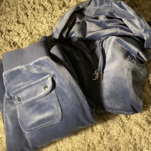 juciy couture set lila - Säljer mitt juciy set, använd en gång och kommer aldrig till användning. Båda delarna är i jättefint skick. ❤️