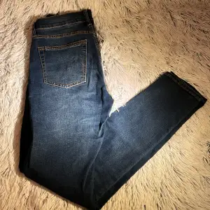 Säljer ett par snygga marinblåa Jeans som bär storleken 29-29 och är i slimfit. Stilrena med inga defekter🔥skriv vid intresse eller mer bilder 💛