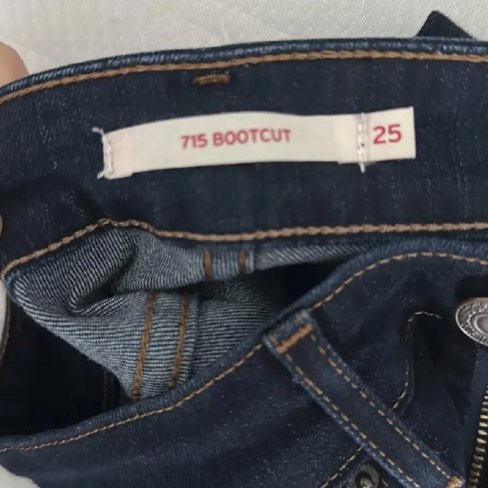 Säljer dessa lågmidjade bootcut jeans ifrån Levis som är köpta här på plick, säljs då jag tyvärr tycker dom är för små och för korta för mig!❤️ ( jag är 163 ) jättebra skick/ nästan nyskick, bara att skriva om du har frågor eller funderingar☺️. Jeans & Byxor.
