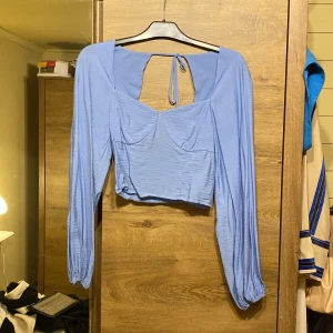 Blus - En ljusblå blus från ginatricot nästintill oanvänd,