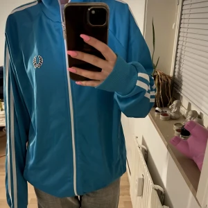 Fred perry zip up  - Jätte mysig och skönt material, sitter lite för oversized för min smak. 