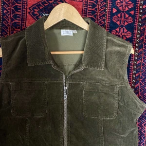 MANCHESTER VÄST - GRÖNAKTIG MANCHESTERVÄST  ANVÄND TILL VARDAGS OCH ÖLRUNDOR