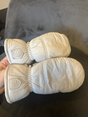 Hestra skidvantar - Säjer mina hestra skidhandskar / vantar. Mycket fint skick och riktigt bra kvalitet. Använda en vecka i fjällen. Nypris 699kr på SkiStar. 
