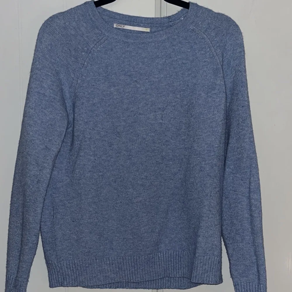 Blå stickad tröja från Only i strl XS. Köpt för 329kr. Tröjor & Koftor.