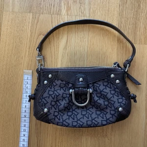 DKNY handväska - Köpt vintage, säljes då den aldrig används.