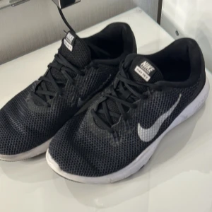 Nike löpningsskor  - Nike löpningskor  Använd ett par få gånger  