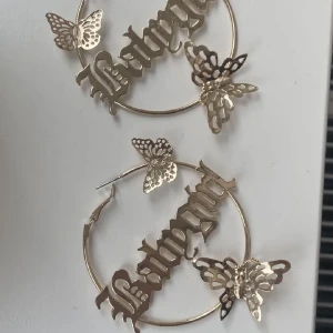 Guldhoops med text  - Aldrig använda 