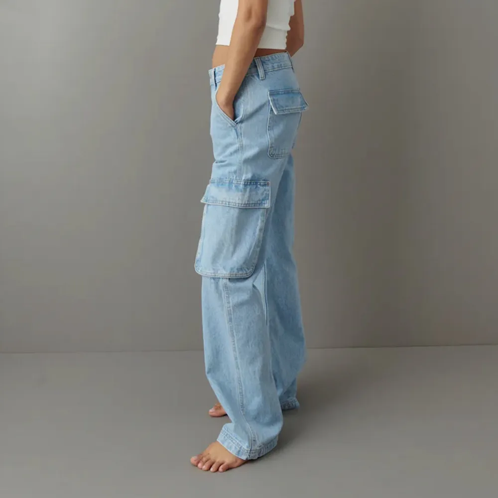 Säljer tvärr dem här Jättesnygga och coola lågmidjade baggy cargojeans från Gina Tricot då dem inte kommer till användning, slutsålda och populära, köpta för 500kr, storlek 32 men passar 34 också, nyskick då knappt använda, pris kan diskuteras. Jeans & Byxor.