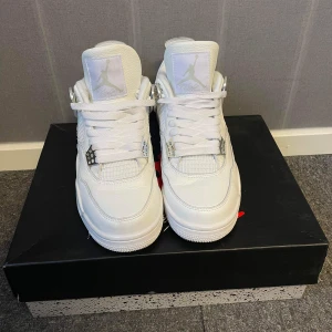 Jordan 4 Puré Money  - Säljer mina Jordan 4 Puré Money har använt dem få gånger annars är dem i helt ny skick. ( Kvitto och Box finns!!   Har ni några frågor eller vill ha mer bilder/information skriv i dm 🔥