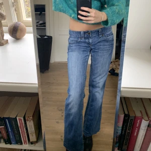 Skitsnygga Esprit jeans - Så snygga jeans från Esprit, köpte nyss på Vinted men passar inte hundra på mig! De två sista bilderna är från tjejen jag köpte dem av. Midjemåttet är runt 84 cm omkrets och går nästan ner till marken på mig som är 168 cm lång! Fint skick!