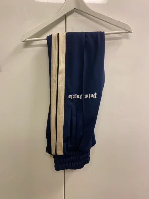 Palm angels byxor  - Ett par unika Palm angels byxor i storlek Xs. Äktighetsbevis finns. Skriv för mer.