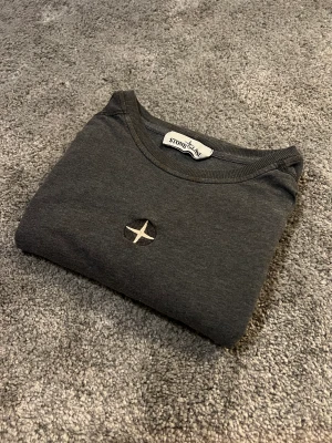 Stone Island Tröja  - Stone Island långärmad t-shirt i bra skick, tröjan ör självklart äkta.   Hör av dig vid funderingar eller fler bilder.