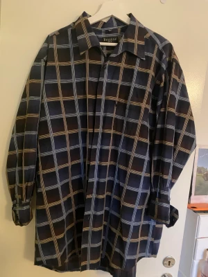 Oversize skjorta - Oversize skjorta rutig köpt second hand. Kan användas som skjortkkänning 
