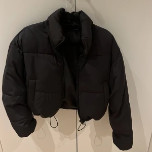 H&M Svart Jacka - Säljer min fina svarta jacka ifrån h&m. Den är i storlek xxs men är stor i storleken, så passar s/m. Kort jacka som man kan dra åt där nere! skriv för fler bilder och pris kan diskuteras☺️