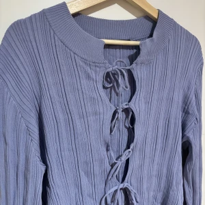 Knyt topp  - Ribbad topp med knytning fram, blå-lila, mjuk och stretchig. Perfekt som lite finare vardags topp eller till festligare tillfällen! Fint skick då den inte använts ✨