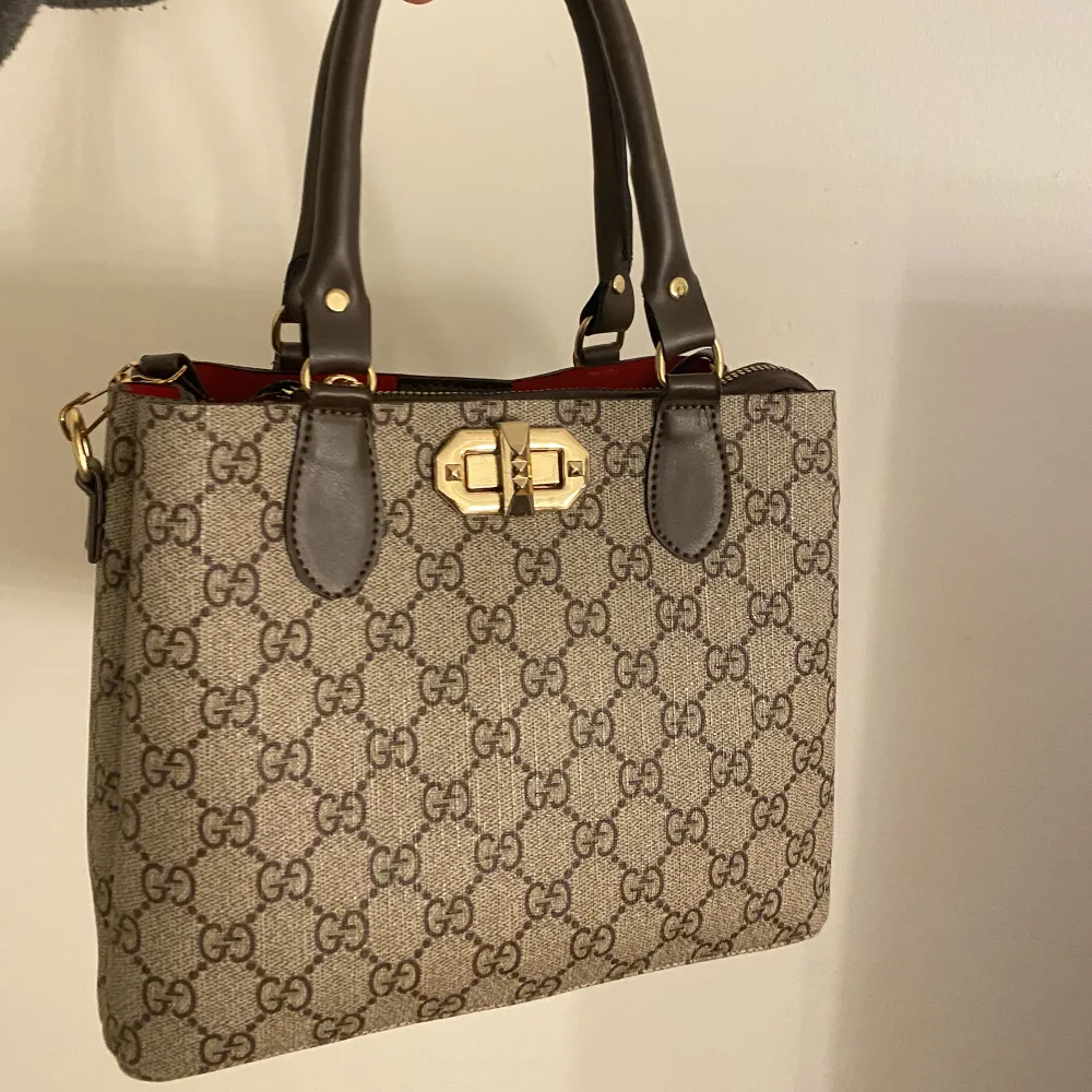 Fake Gucci väska köpt från insta hemsida för 699 kr säljer för 450 kr använt på sommaren skit snyggt, pris kan diskuteras . Väskor.