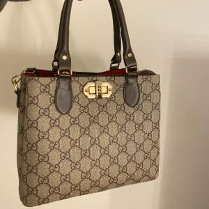 Fake Gucci väska köpt från insta hemsida för 699 kr säljer för 450 kr använt på sommaren skit snyggt, pris kan diskuteras 