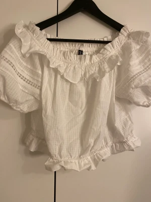 Kläder -  Vit topp strl 44 = nypris 199 mitt pris 100 (Oanvänd)  Väska 30kr  Röd peak i strl L = nypris 1200 mitt pris 1000