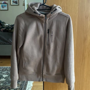 Kofta med dragkedja  - Säljer min jätte fina sailracing kofta som jag köpte förra sommaren och inte riktigt kommit till användning, koftan är så fin och bra passform!!!❤️