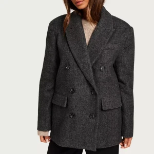 Blazer jacket - Gråmelerad jacka från GinaTricot i ullblandning, nyskick. Twillväv, vadderade axlar, breda slag och dubbel knäppning, strl M.  