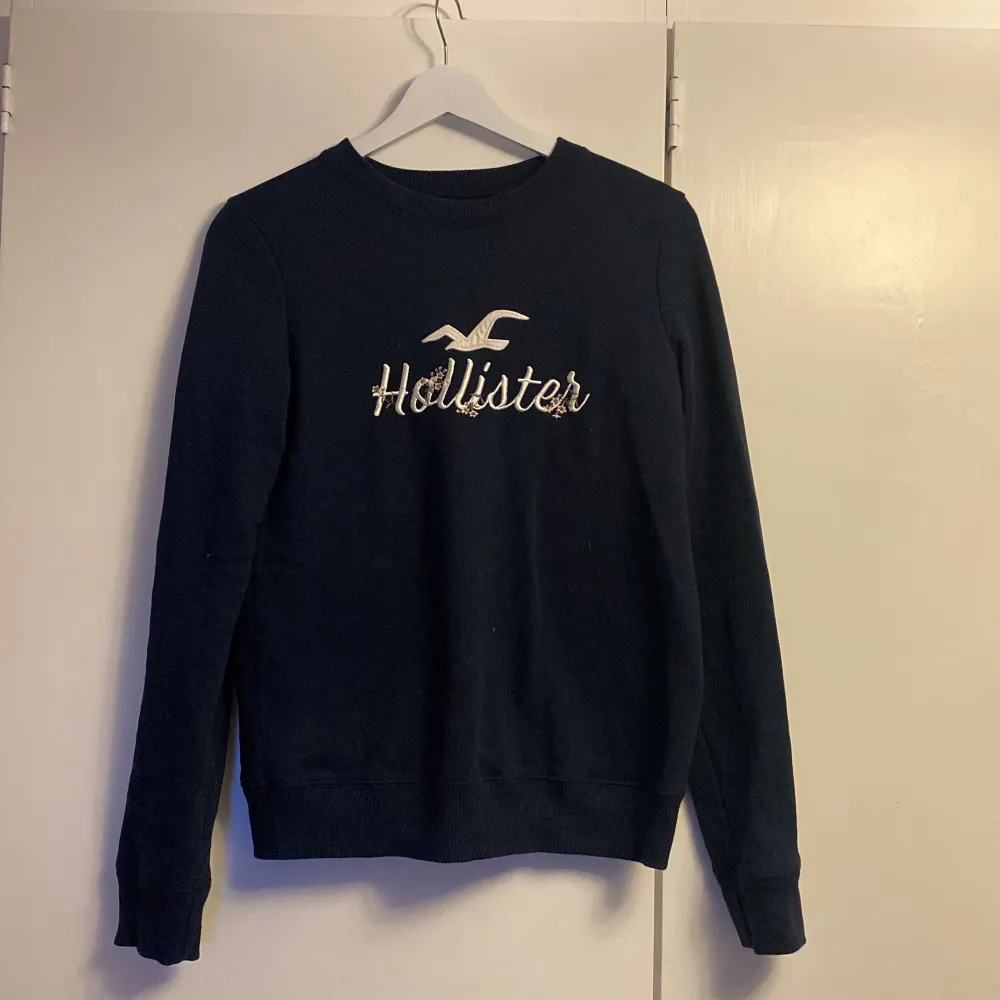 Säljer denna fina sweatshirt från hollister då den tyvärr är för liten för mig🫶🏻. Hoodies.
