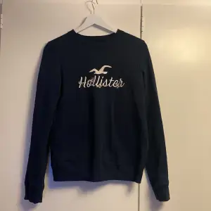 Säljer denna fina sweatshirt från hollister då den tyvärr är för liten för mig🫶🏻