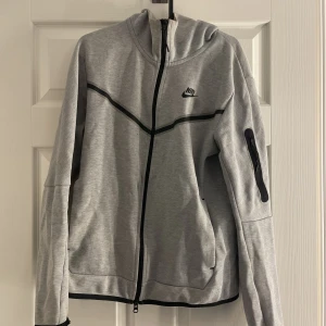  Nike Tech Fleece  - Säljer denna gråa Nike tech i storlek S. Använd men riktigt fint skick. Nypris 1300kr, säljs för 700kr