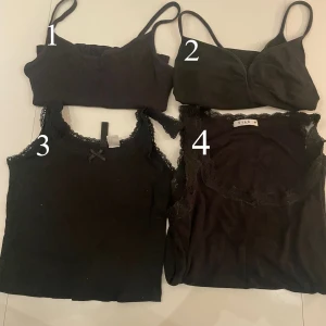 Svarta linnen  - Basic linnen i storlek mellan S-M✨Skriv vid frågor och fler bilder. 1. Ribbat linne  2. Linne 3. Spets linne  4. Spets linne 