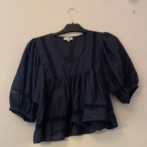 Blus - Säljer denna jätte gulliga blus från lager 157 då den är lågräntelån på mig i storlek bra skick och har inga defekter skriv privat för frågor