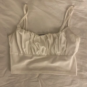Topp - Jättefin sommar topp som är sparsamt använd och kommer inte till användning längre🥰Säljer för 60kr+ frakt men pris kan diskuteras💖